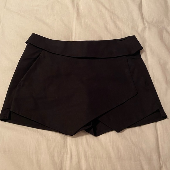 Aritzia Talula Envelope Skirt ♥️🖤 - Picture 1 of 3